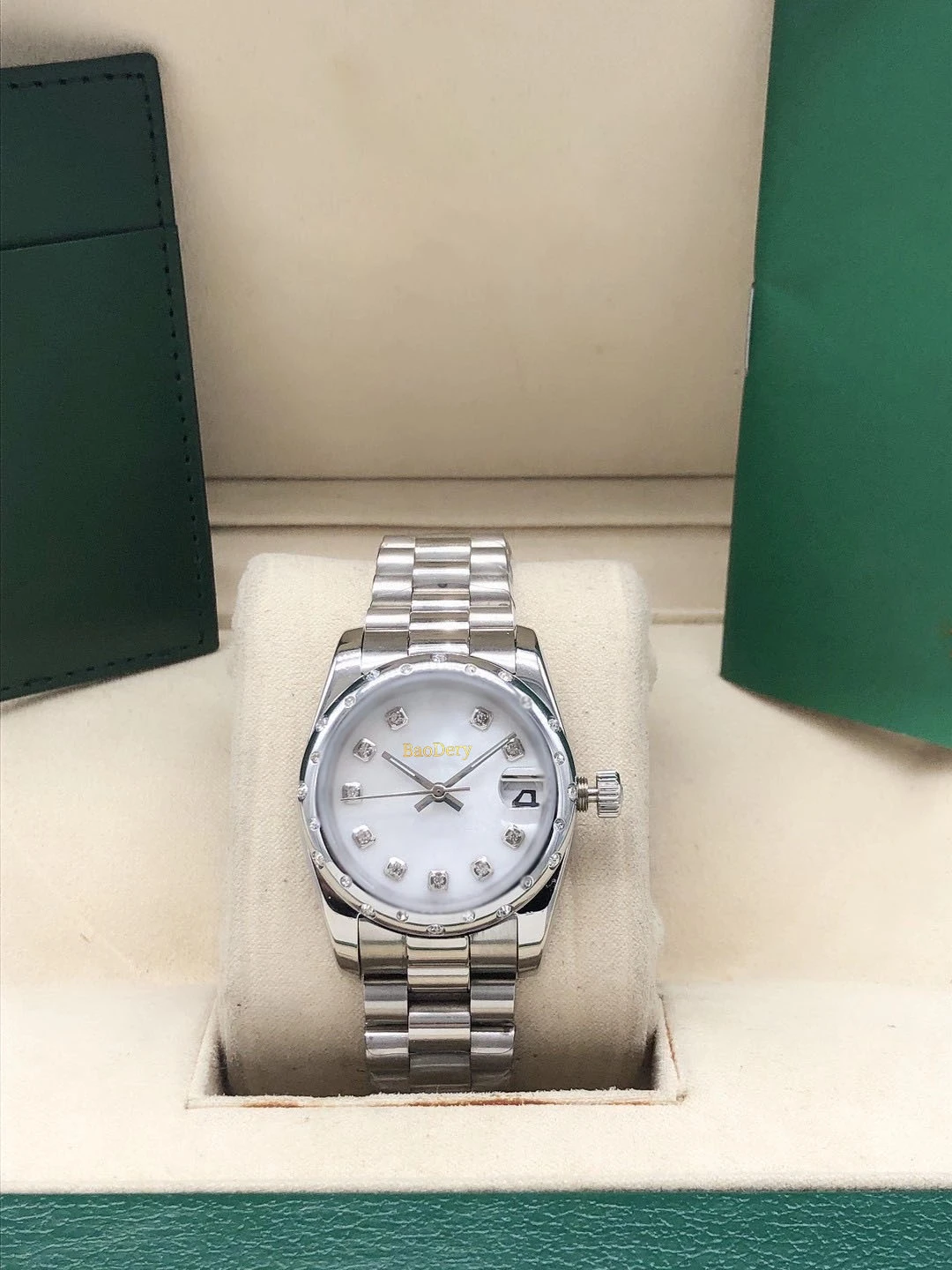 31mmStylish Lady's Watch Featuring Diamond Bezel    Case -  Sparkling Accessory for Every Occasion