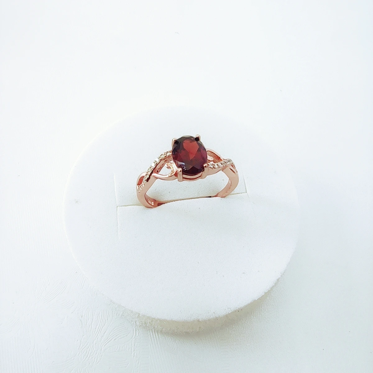 

Женское кольцо из серебра 925 пробы с натуральным красным гранатом