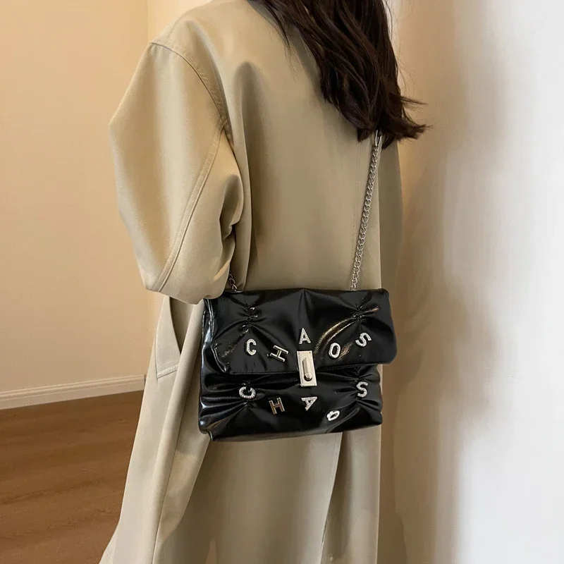 

Designer Luxury Long Chain Retro Handbag For Women Trendy Patent Leather Metal Letter Decoration Messenger Bag 2024 Summer New