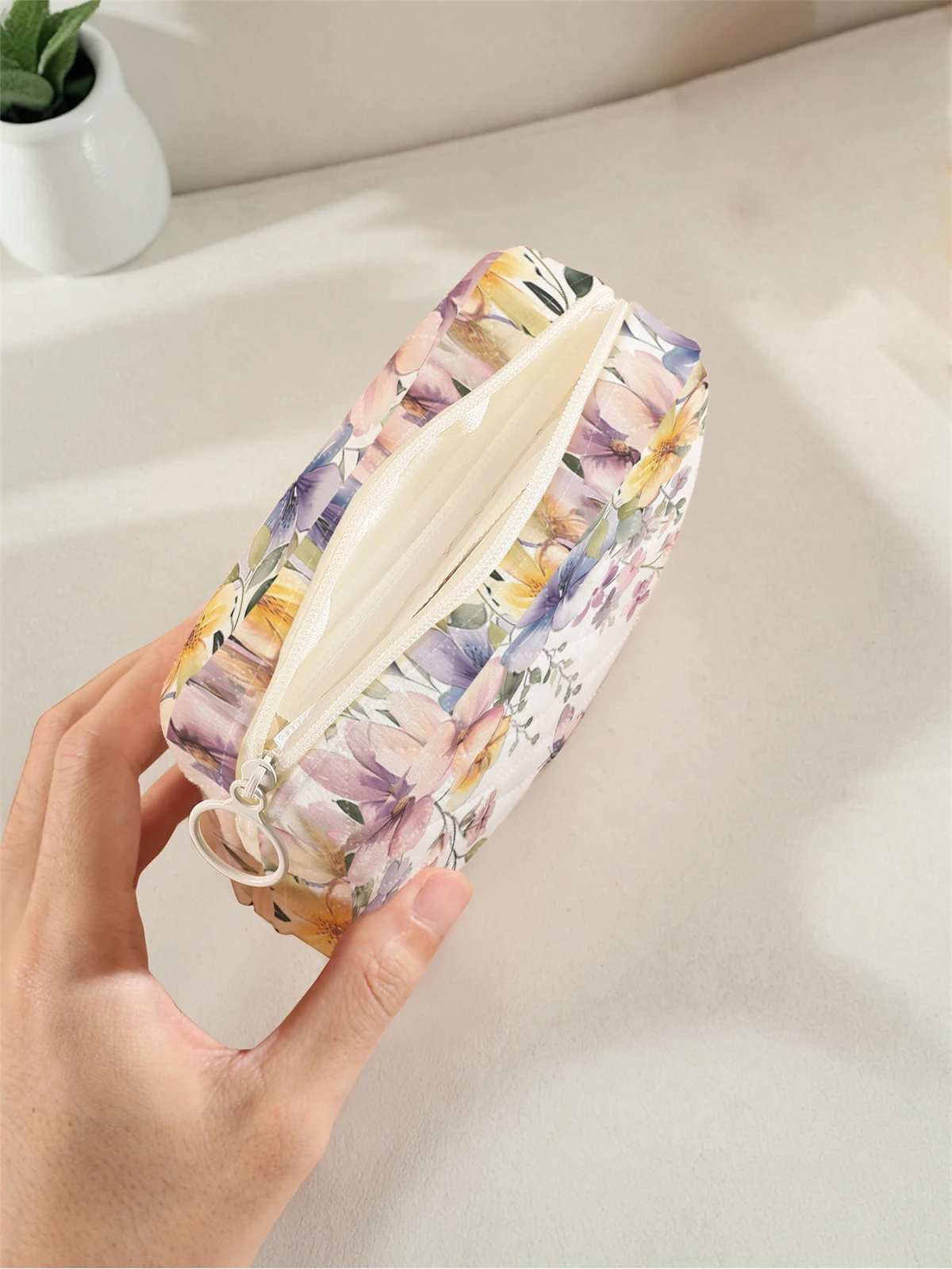 1 portable sanitary napkin storage bag, made of seaweed turtle pattern and diamond mesh material, lightweight women's tissue bag