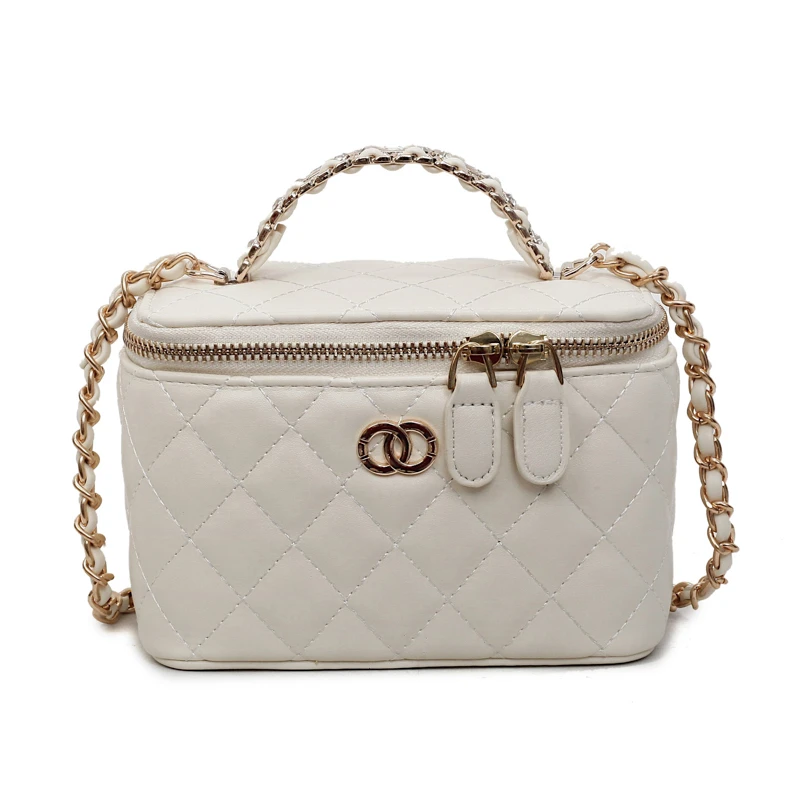 حقيبة يد أنيقة وعصرية، بتصميم فريد وشعار حروف مميز...