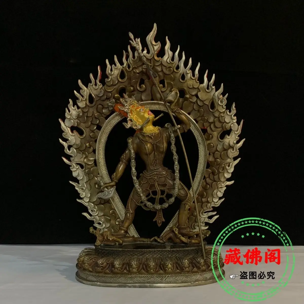 

The one foot empty row mother pure copper protector is exquisitely crafted, and the 10 inch Tibetan Buddha statue, copper statue