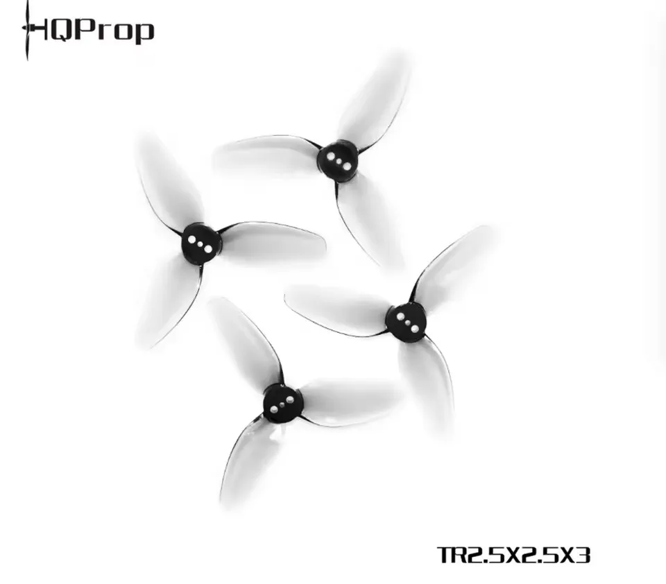 Trois hélices de course FPV 2.5 pouces 3 pales disposées en éventail sur fond noir, reflets lumineux.