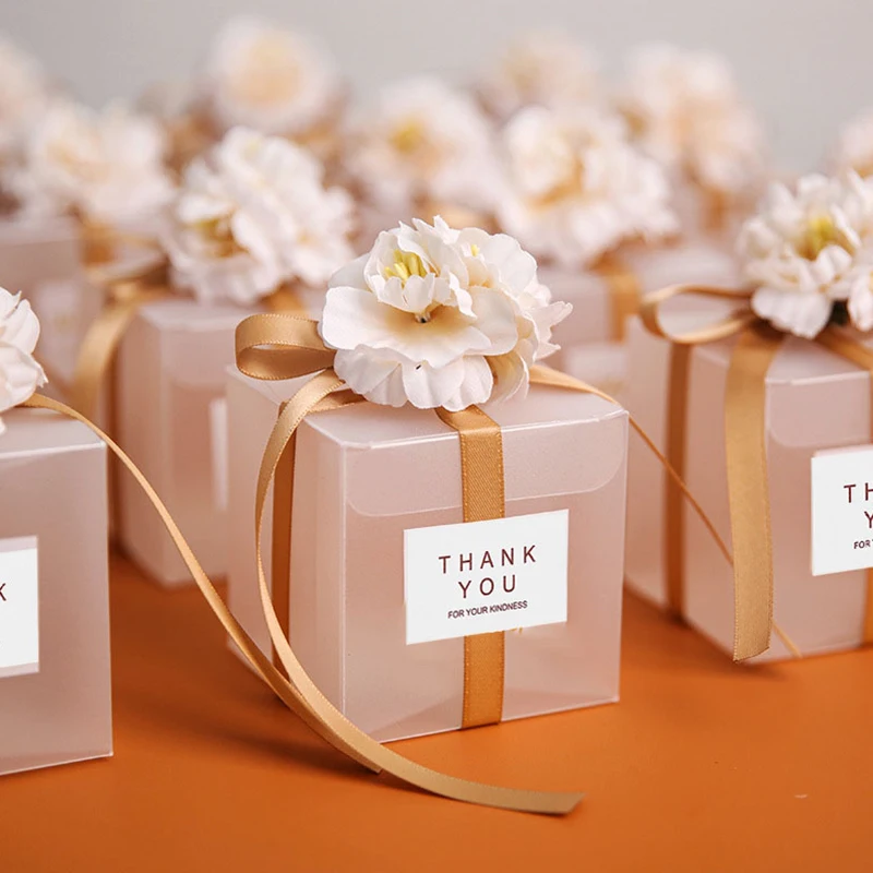 

1pc Clear Candy Box With Artificial Flower Ribbon Wedding Souvenirs Gift Box For Guest Wedding Bag Square Gift Packaging Box