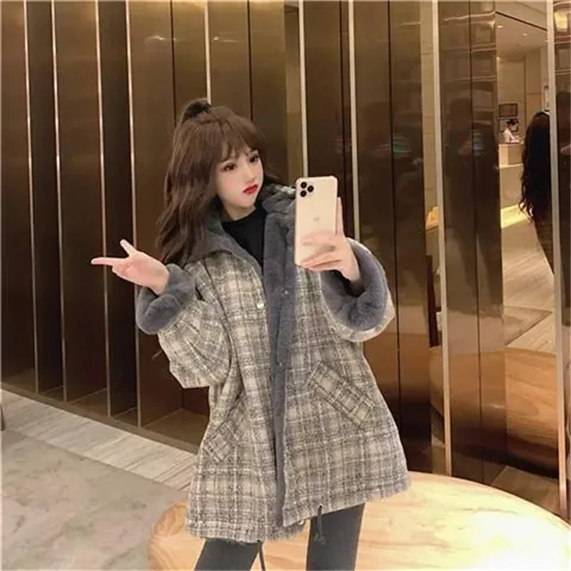 

Checkered Coat Women's 2023 Winter New Plush Thick Cotton Jacket Hong Kong Style Loose Fitting Mid Length Student Cotton Jacket