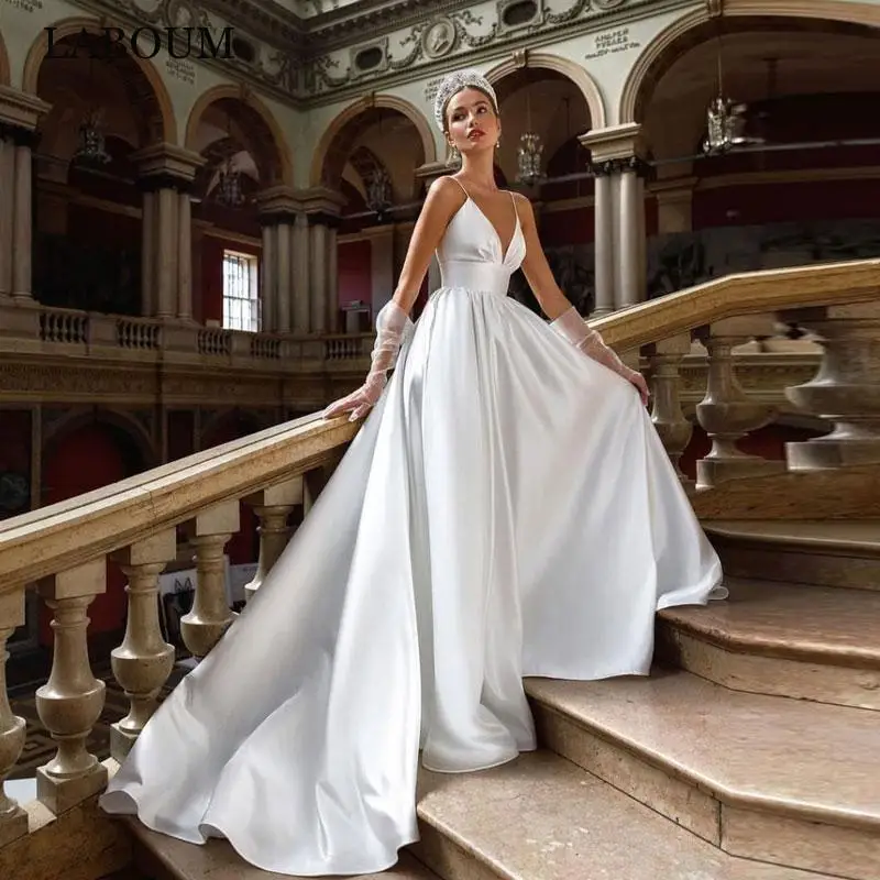 

Perfect 2023 Princess A Line Satin Wedding Dresses Sexy V-Neck Spaghetti Straps Sleeveless Zipper Back Robe De Mariée