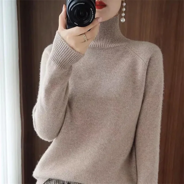 데님 터틀넥 스웨터로 더욱 세련되게 겨울을 연출하세요.