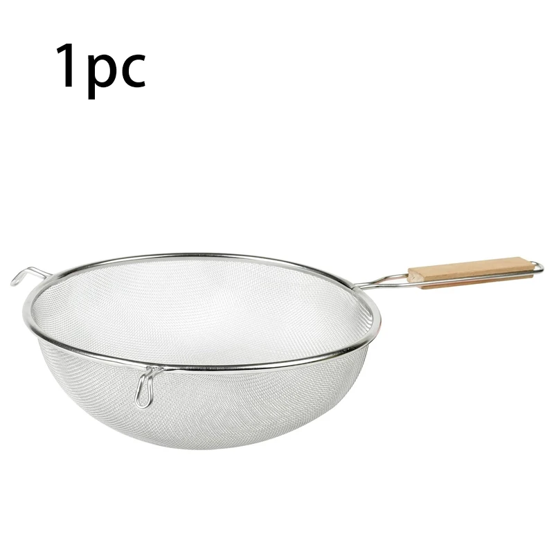 Žlica za cedilo z dvema ročajema nad loncem