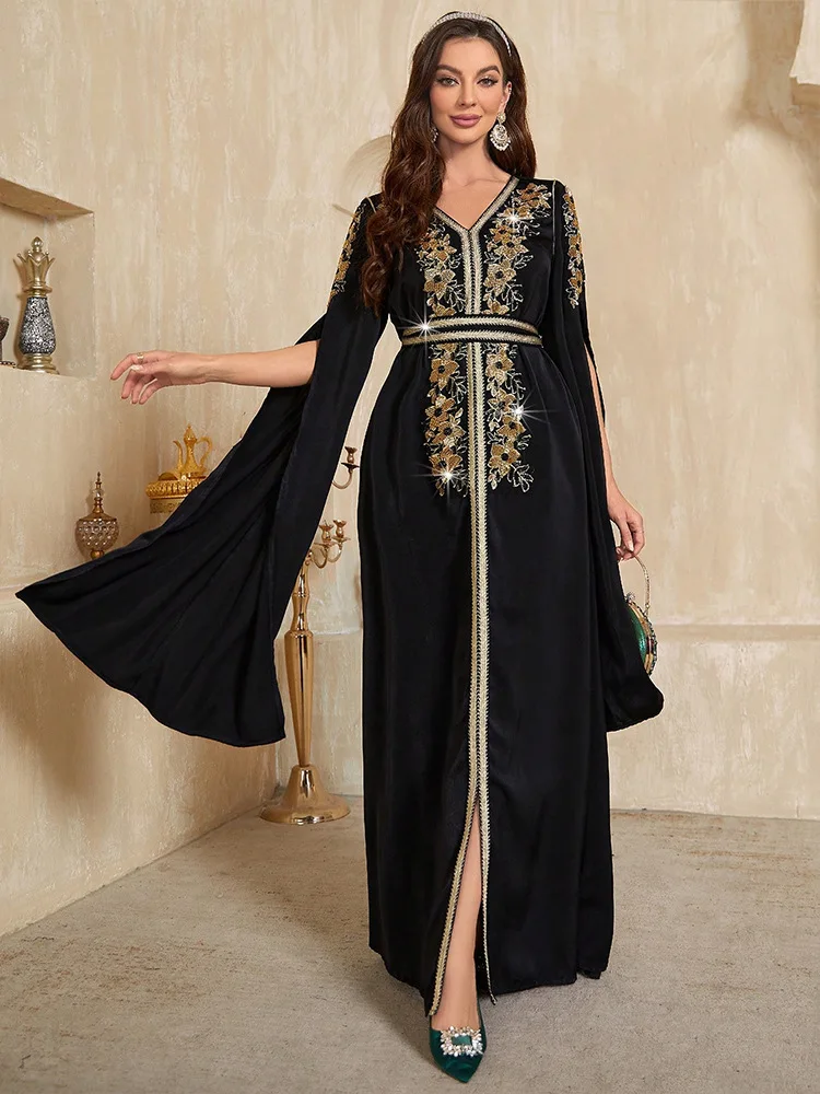 جلابية سوداء طويلة بتطريز فاخر وأكمام كاب