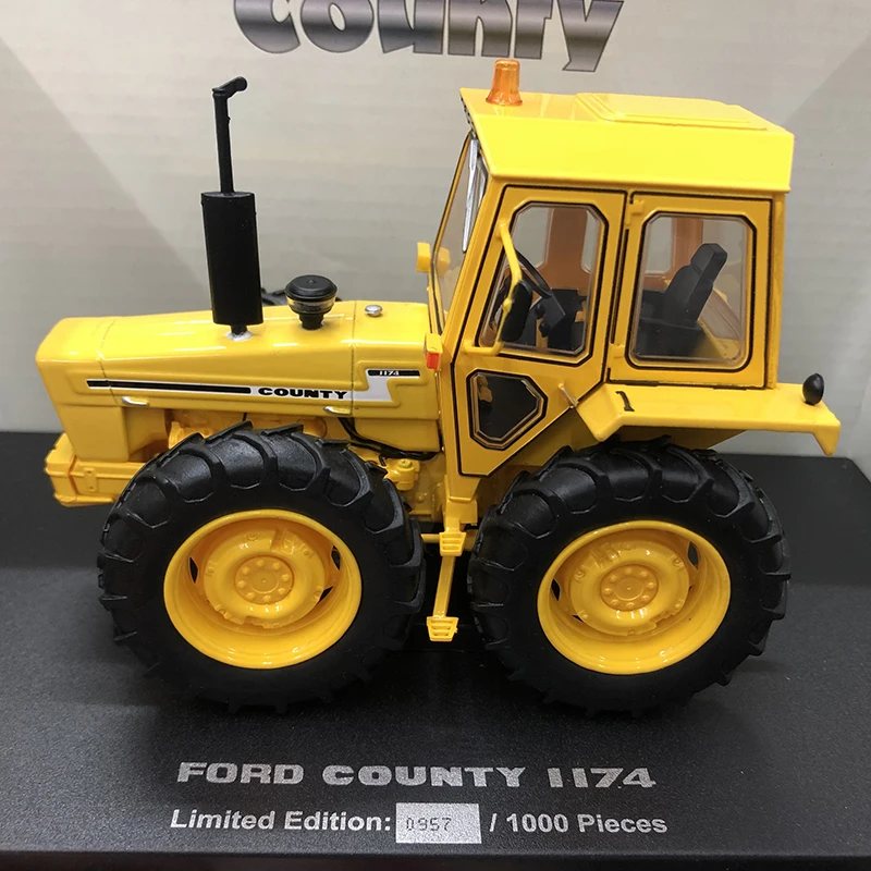 

UH Diecast 1:32 Scale FORD COUNTY 1174 Tractor Yellow Alloy Engineering Vehicle Front Model Collection Toy Kid Gift Display 6212