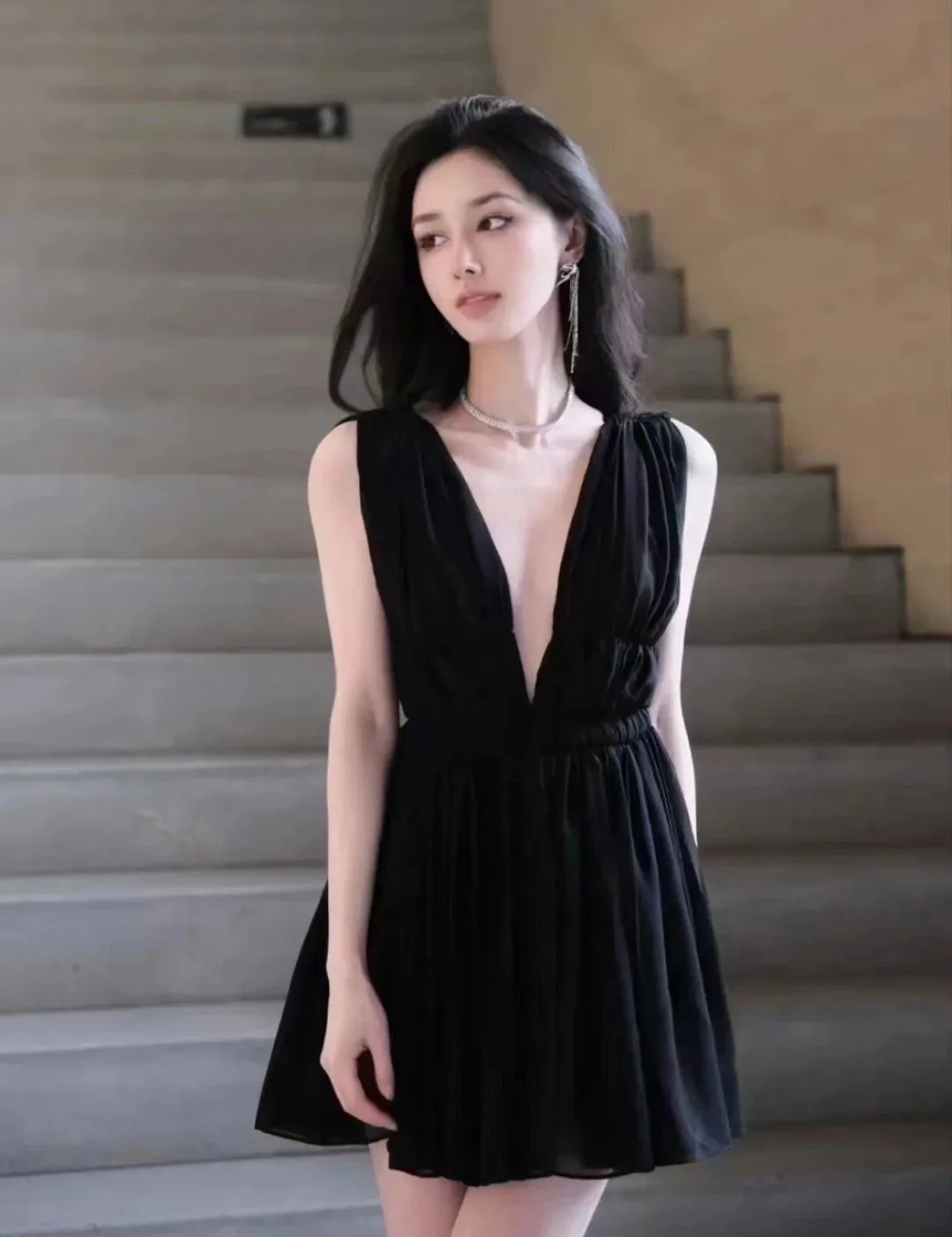 

2024 Spring/Summer New Women's Wear Tulle Silk Deep V-neck Backless Black Dress 0420