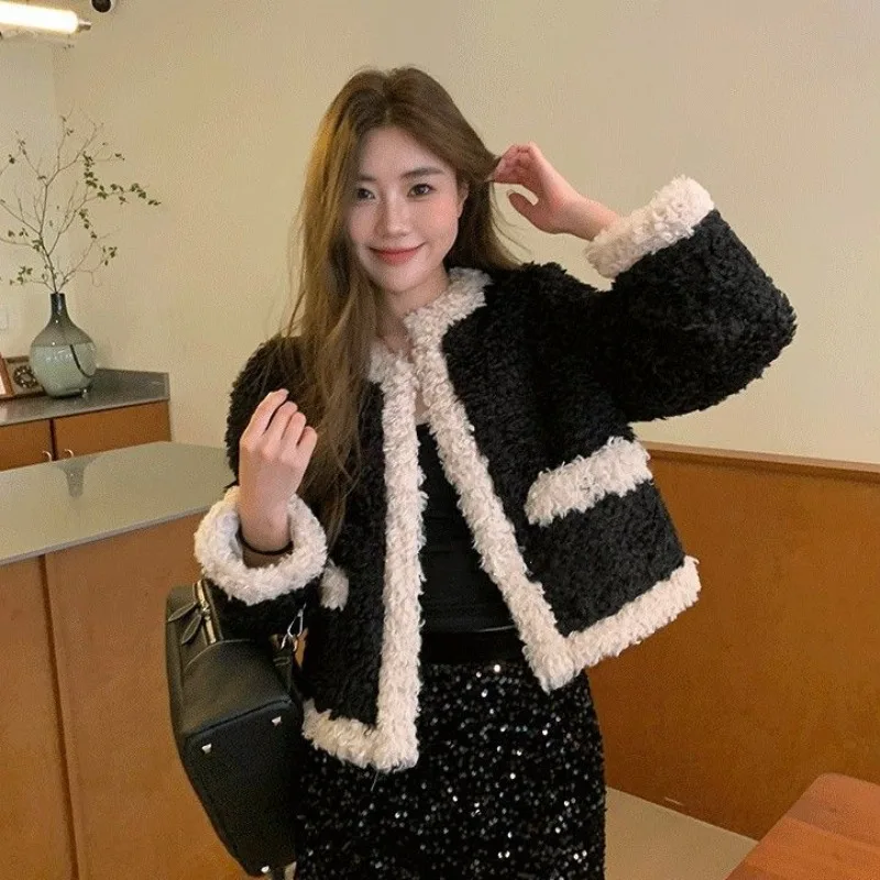 Women Faux Fur Coat 2023 Winter New Female Short Temperamental Lamb Wool Round Neck Outwear Fashion Stitching Thickening Outcoat