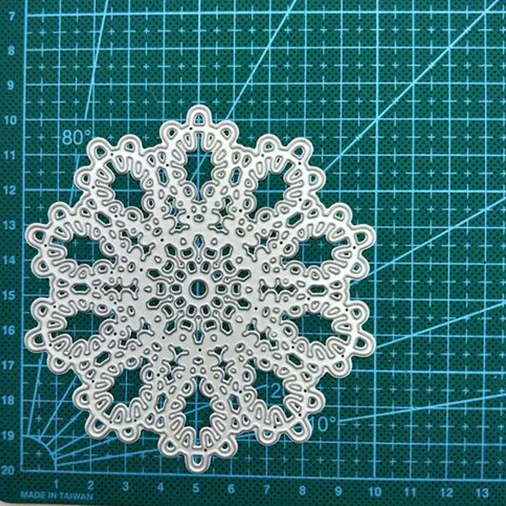 Snowflake Cutting Dies Christmas Metal Cutting Dies Stencils Die Cut for DIY Scrapbooking Album Paper Card Embossing