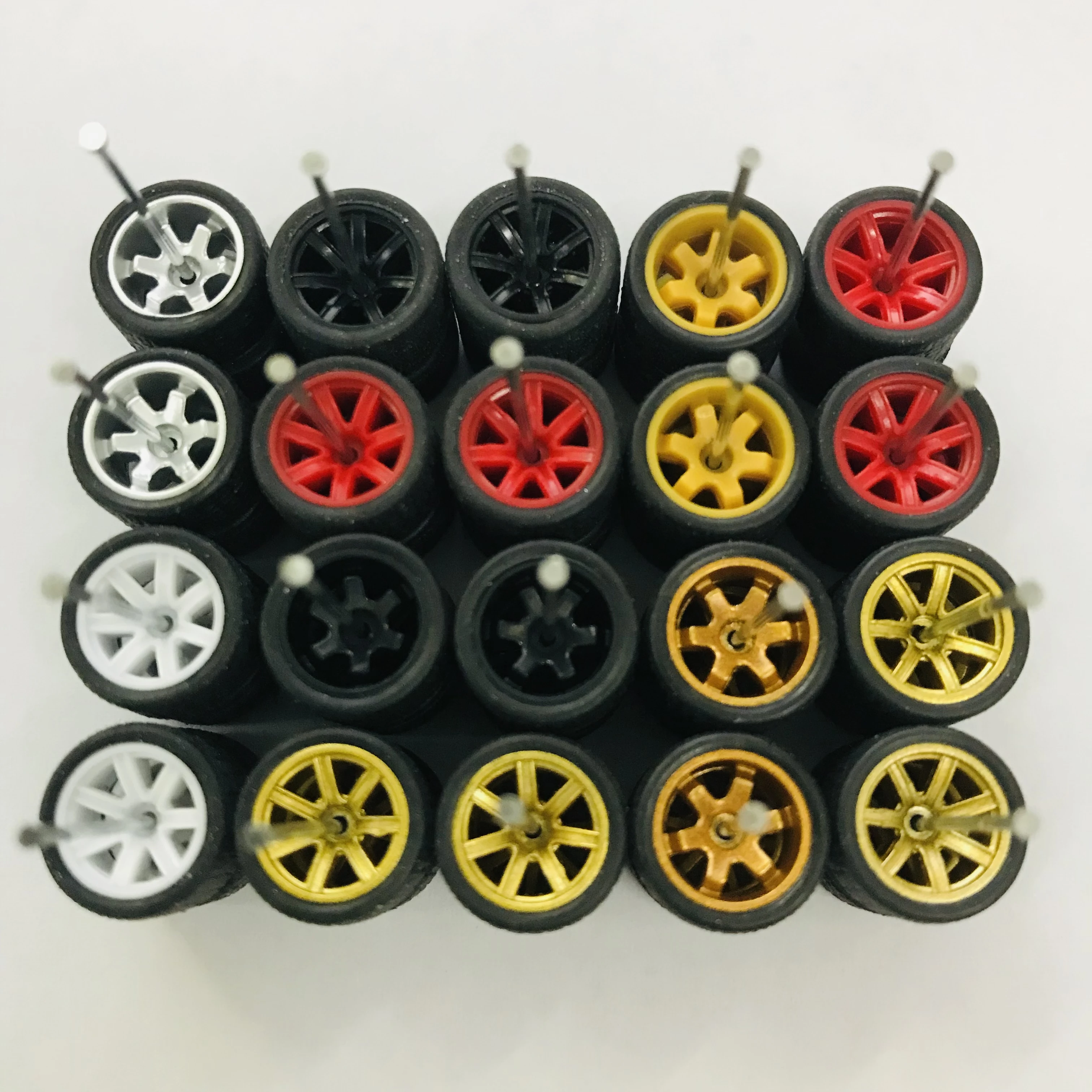 1/64 스케일 합금 자동차 모델용 10세트 11mm 휠 1/64 타이어가 있는 1/64 휠 + 핫 휠/성냥갑/Domeka/Tomy 1:64용 축