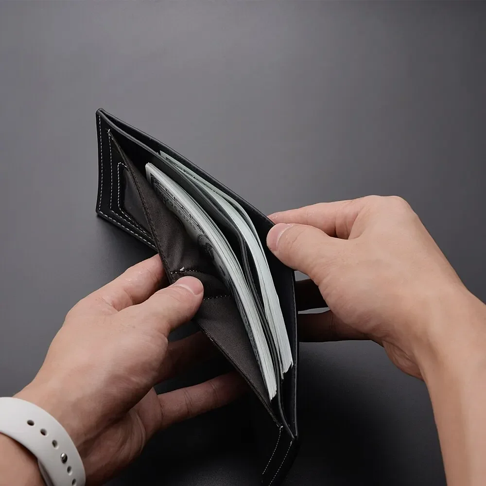 Sleek Leather Bifold Men's Wallet with Coin Pocket