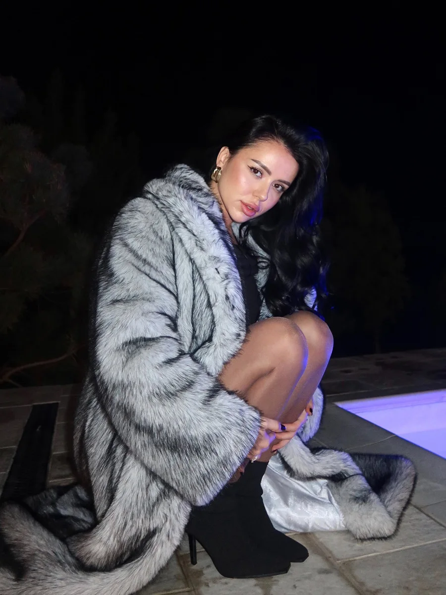 Winter High Quality Fluffy Fox Fur Overcoat Outerwear Women Long Fashion Faux Fur Coat Women Gradient Dyeing Plush Jacket