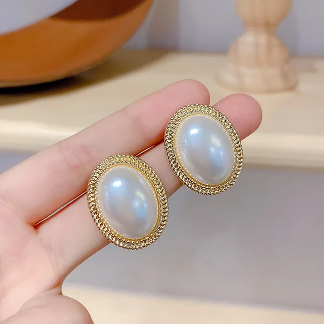 Mode irrégulière perle boucles d'oreilles femme 2025 à la mode rétro couleur or simulé perle boucles d'oreilles pour les femmes bijoux de mariage
