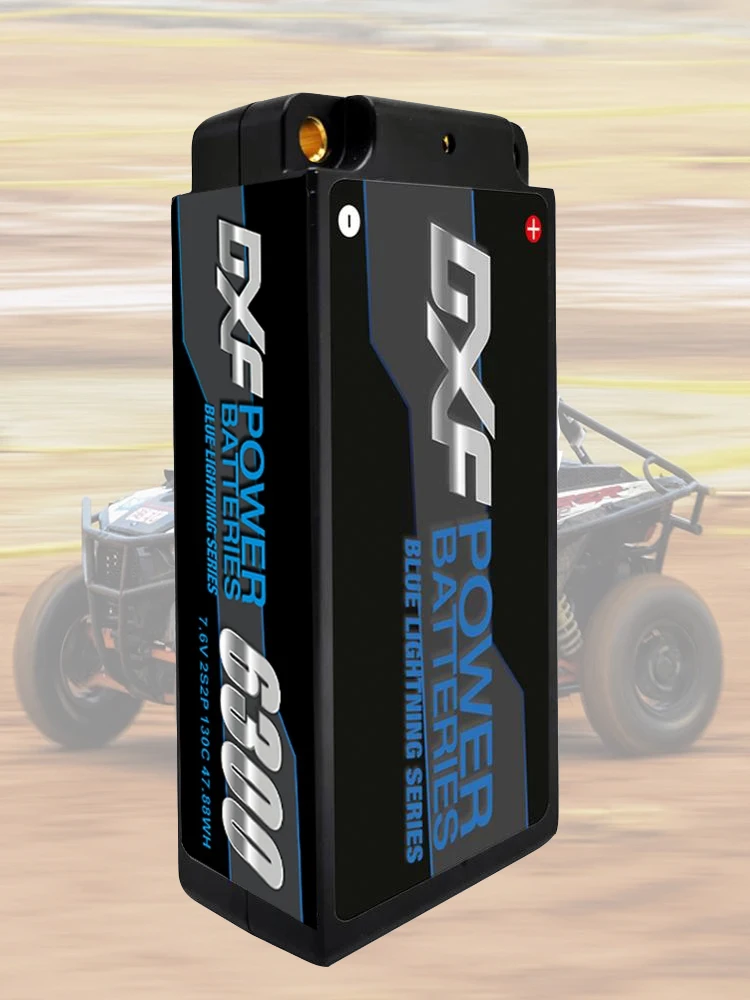 Batterie LiPo 4mm 6300mAh RC tenue en main pour échelle, avec étiquette de spécifications visible.