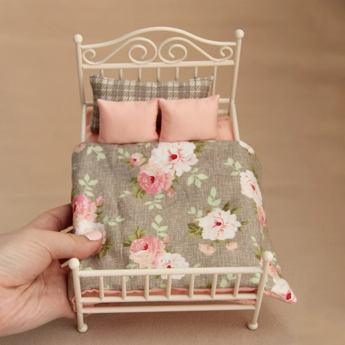 ミニチュアシミュレーション家具、金属ベッド、bjdドールハウス用曲げ