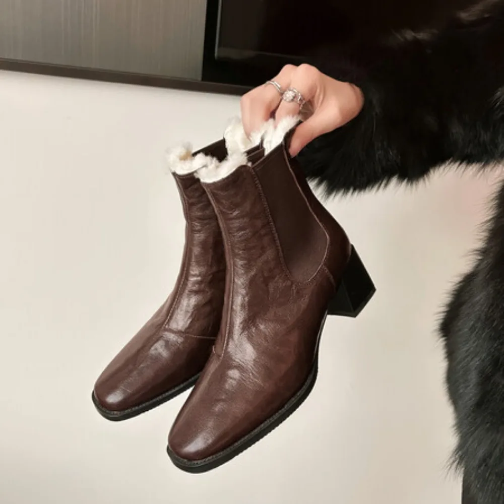 

The Women's Ankle Boots Are Made of Sheepskin, with An Inner Layer of Lamb Wool, A Zip Heel and Folds on The Upper Women Shoes