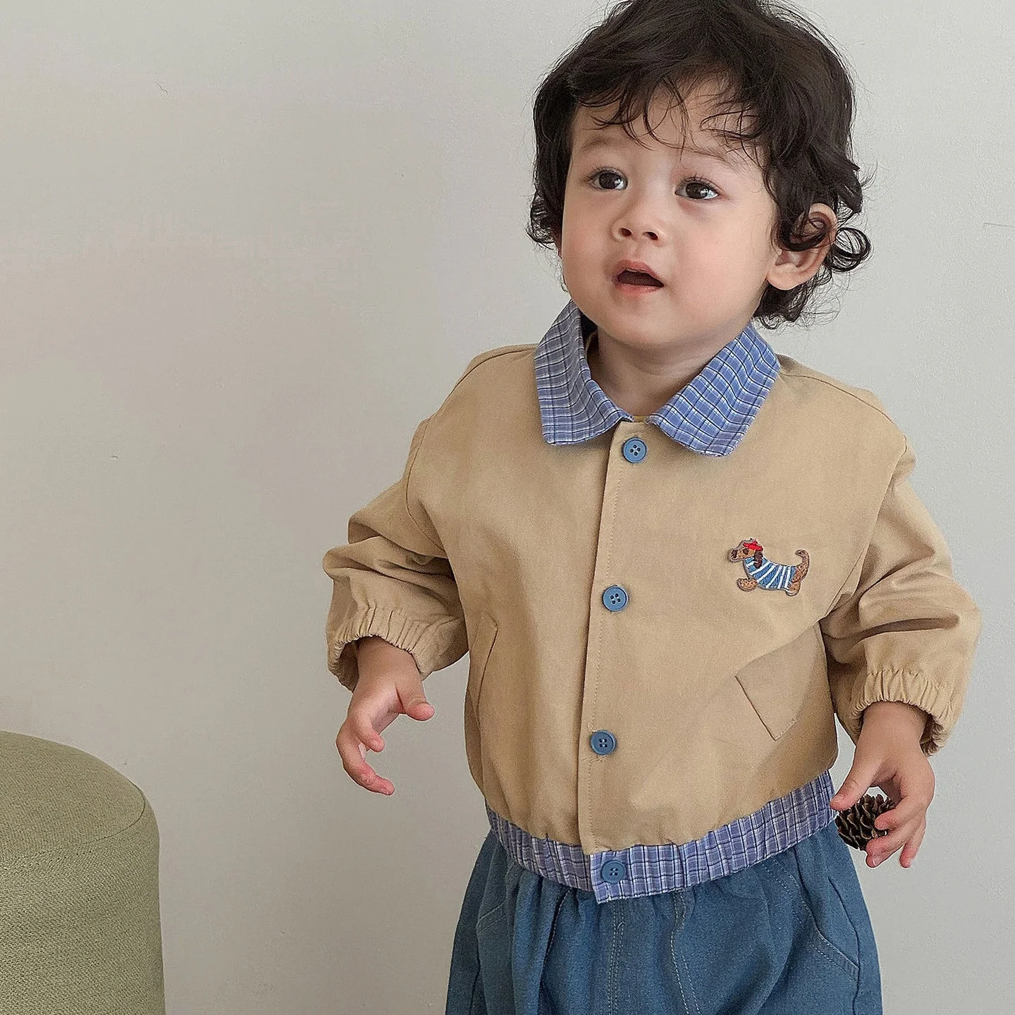Twee kinderen dragen het jasje