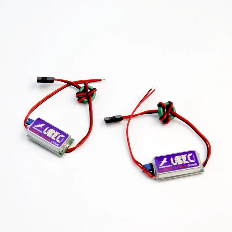 Vue de dessus du UBEC 5V/6V 3A Max 5A BEC, câbles d'entrée et sortie visibles