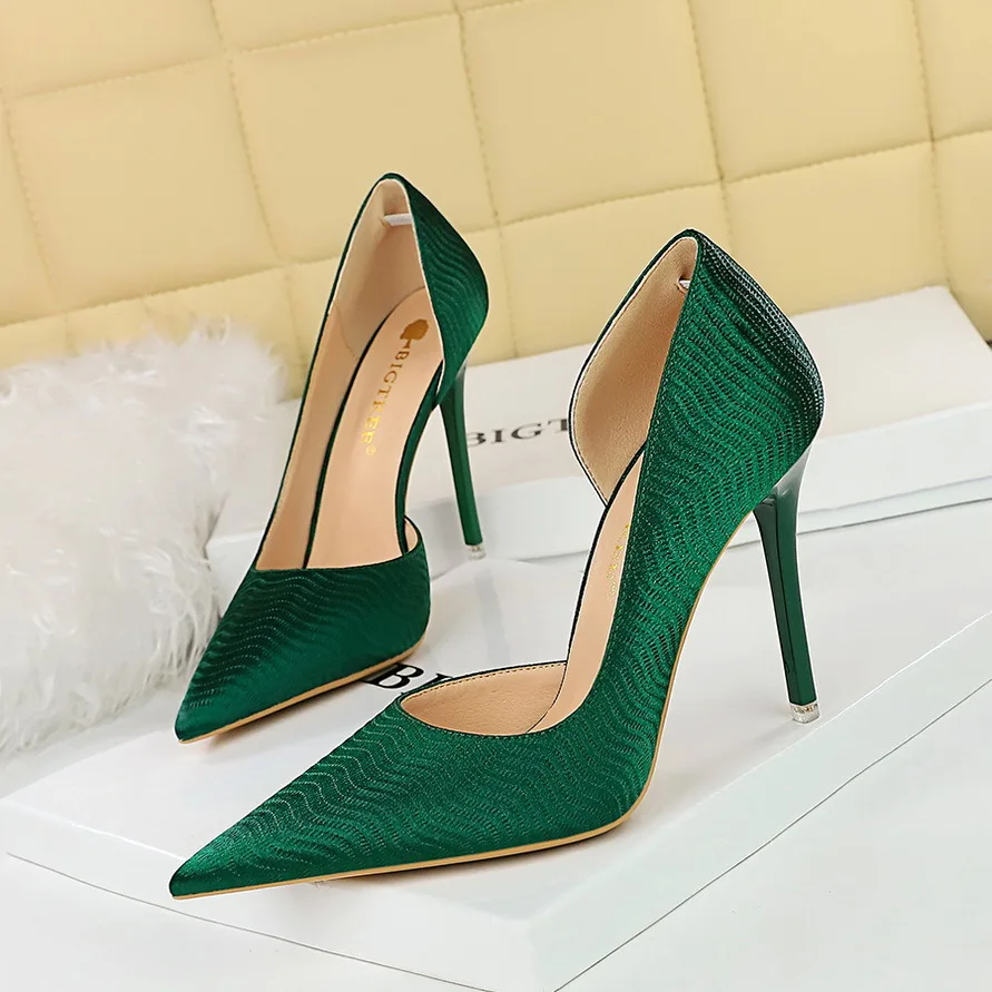 

Korean version banquet super high heels Shallow cut pointed side cut wavy embossed satin single shoe