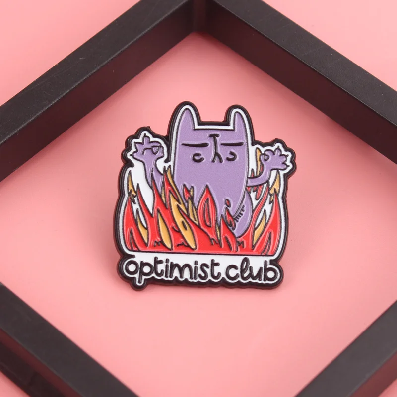 Ironische optimistische Flammenwerfer-Anstecknadel – Lila Zen-Katze in feurigem Chaos mit kräftiger Typografie [Paradox Humor Jewelry]