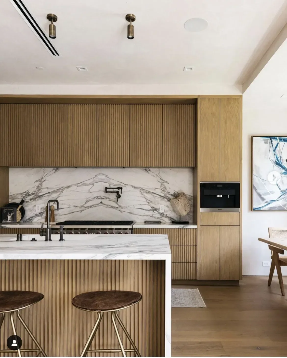 ตู้ครัวรูปตัวแอลสั่งทำระดับไฮเอนด์ - แลคเกอร์เงาสูง, เคาน์เตอร์แบบเกาะกลาง และท็อปควอตซ์ 1