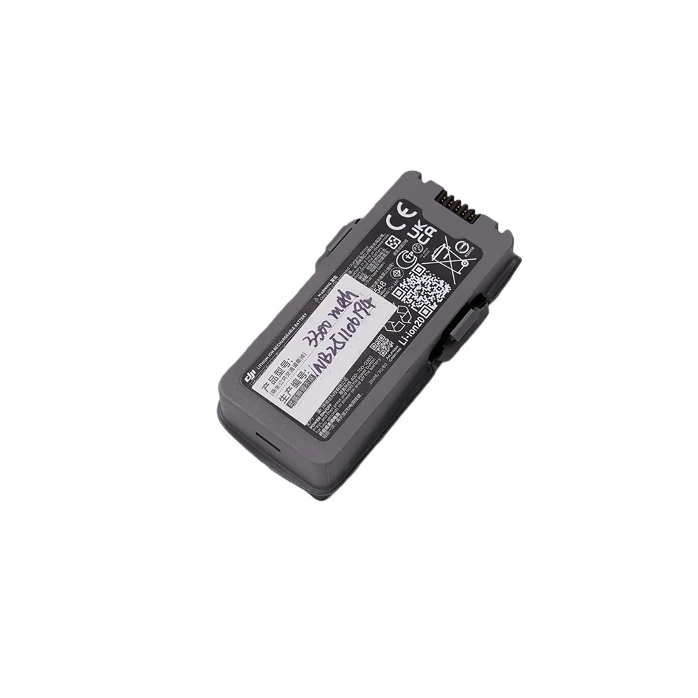 Batterie intelligente 3300mAh pour DJI Neo 2 insérée dans le compartiment du drone, prête à l'emploi.
