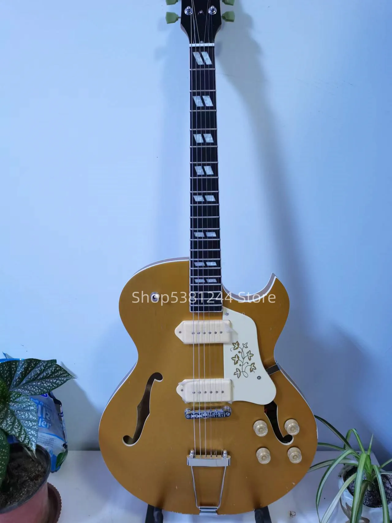 

Free shipping, 6-string vintage electric guitar, rosewood fingerboard, matte paint, customizable.