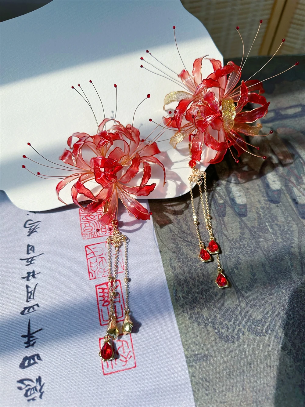 Fermaglio capelli fiore lycoris radiata con nappine antico_voghion.com