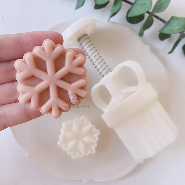 창의적인 월병 프레스 몰드로 맛있는 축제 간식 만들기