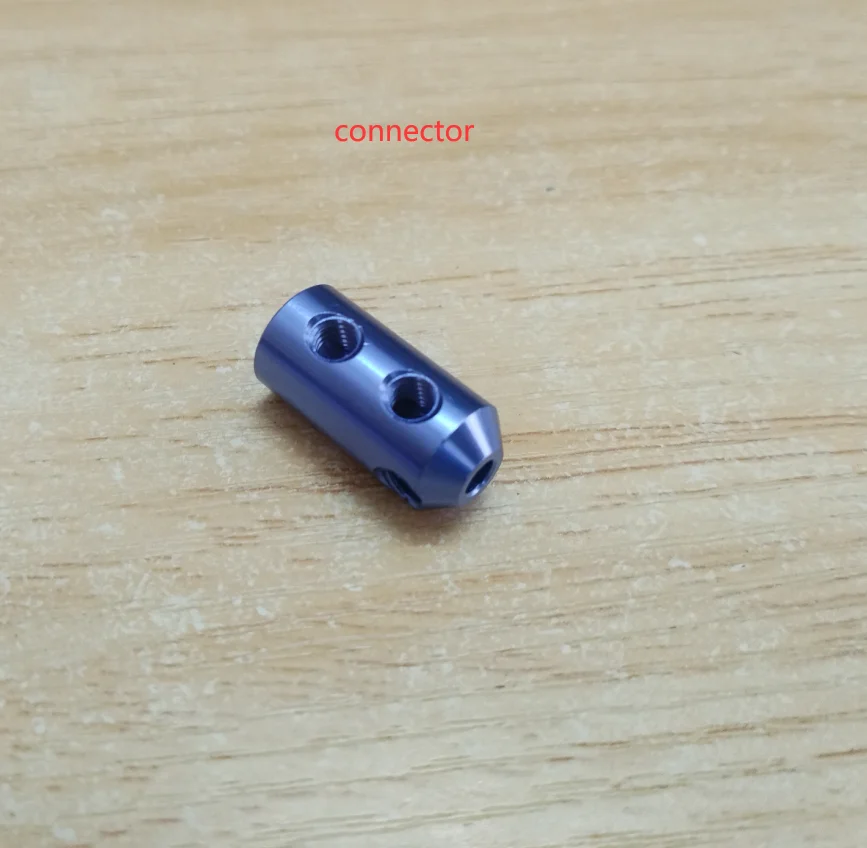 Moteur et connecteur de remplacement WL916-0038/0030 pour bateau RC Wltoys, sur fond neutre.