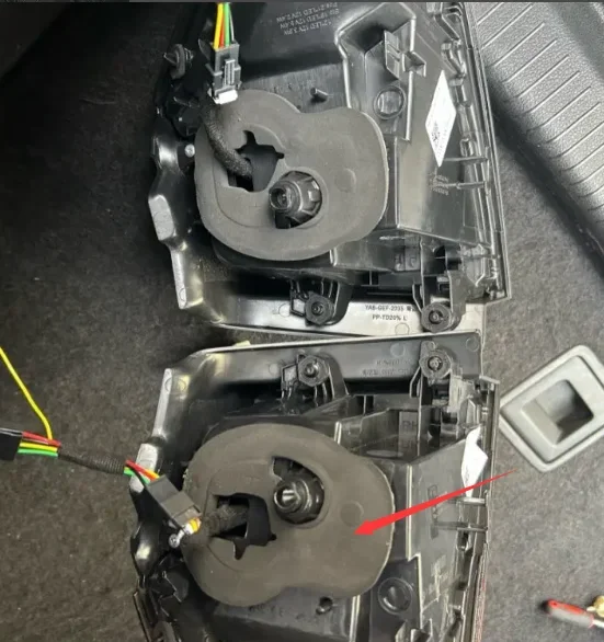 Guida al percorso del cavo per l'installazione delle luci posteriori VW Golf