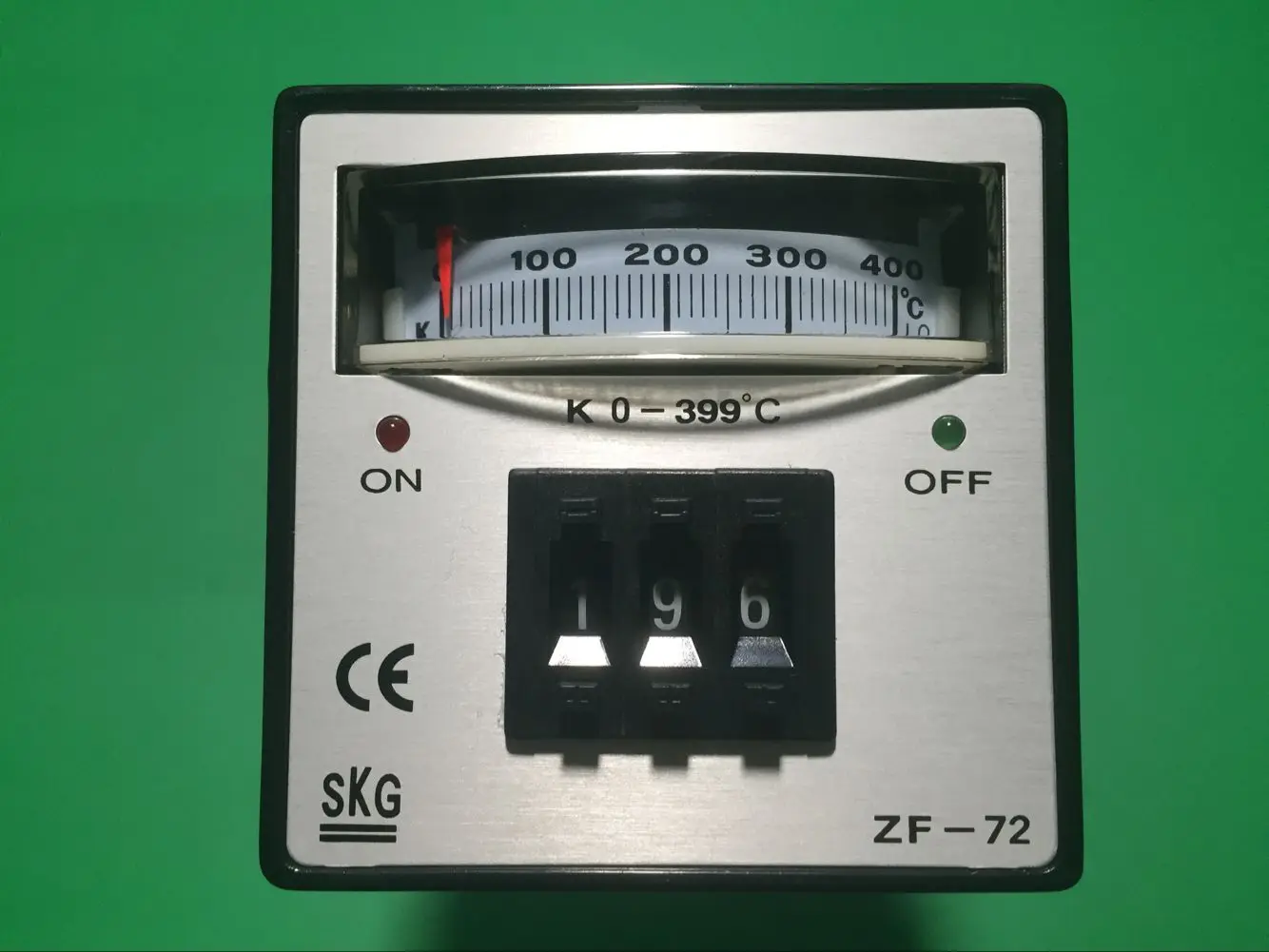 

Taiwan SKG dial pointer temperature controller ZF72 ZF-72
