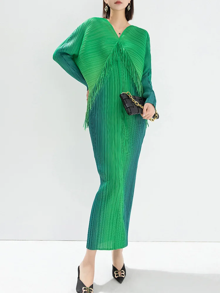 

MIYAKE Style Wrinkled Spring Fashion and Luxury Feeling Gradually Changing Color Bat Sleeve Tassel V-neck Long Dress [20240522]