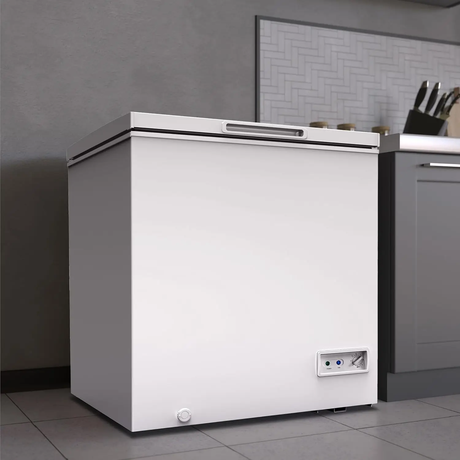 CF7F0W CF7F 7.0 cu. ft. Garage Ready Chest Freezer, in White 3