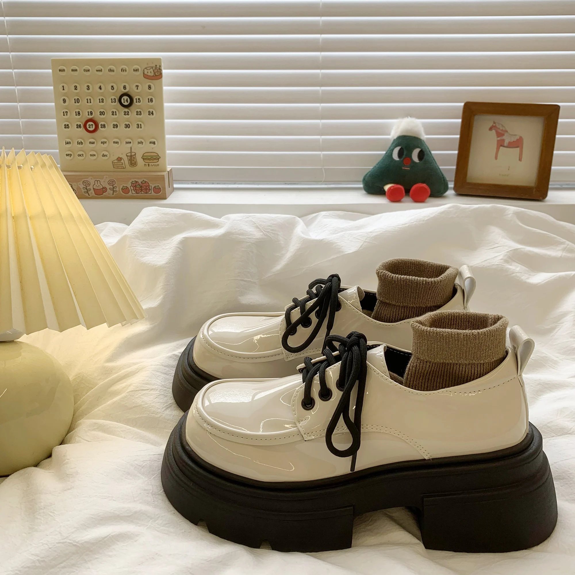 

Женские туфли-оксфорды из лакированной кожи, в британском стиле