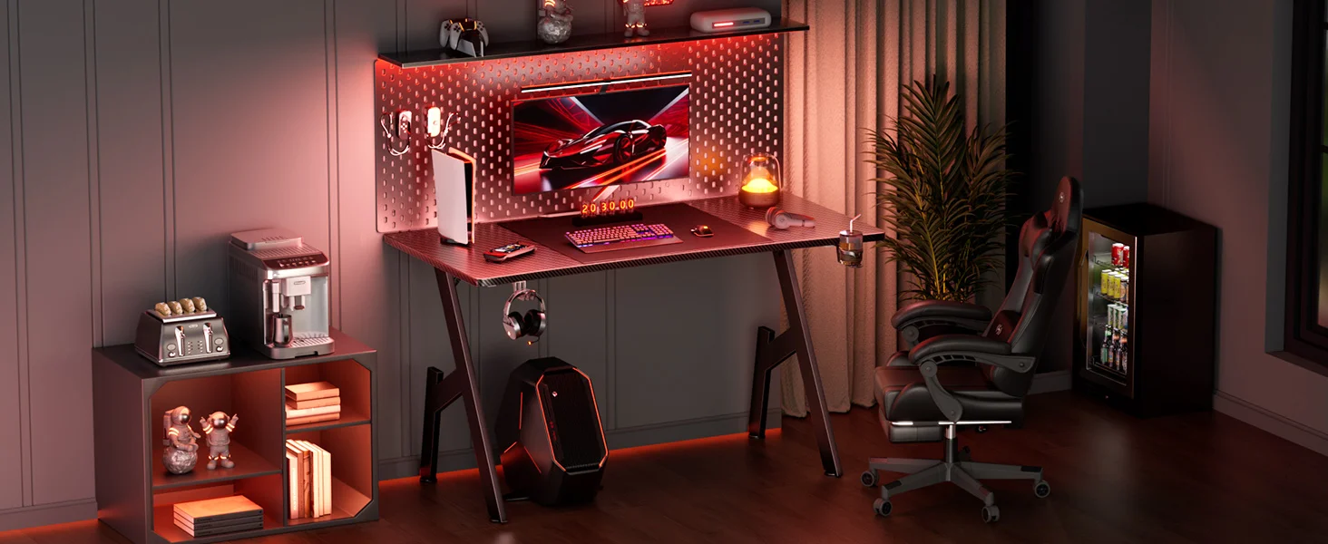 avec bureau éclairé en rouge, écran incurvé, clavier, chaise de jeu et mini-réfrigérateur. Comprend une étagère avec cafetière et objets de décoration. L'éclairage d'ambiance crée une ambiance chaleureuse.