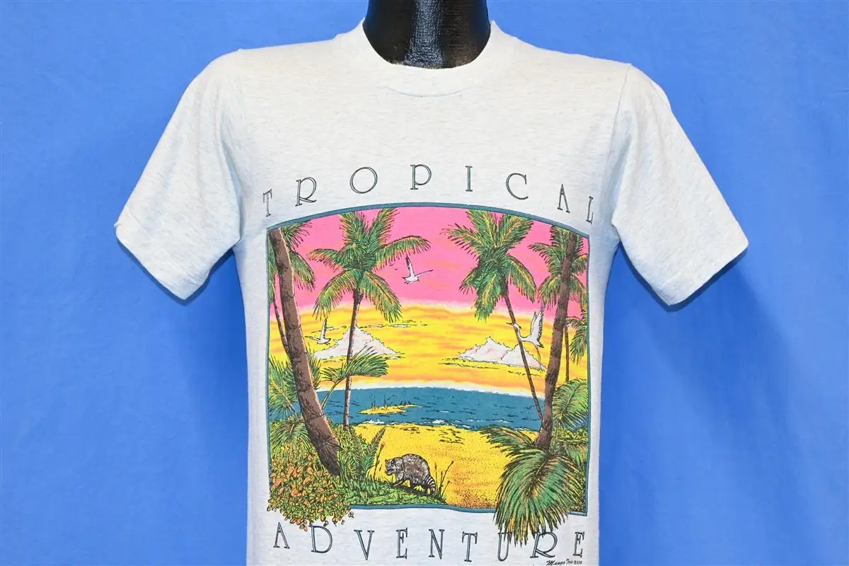 Anni '80 Tropical Adventure Sunset Ocean Palm Trees Beach Racoon T-Shirt