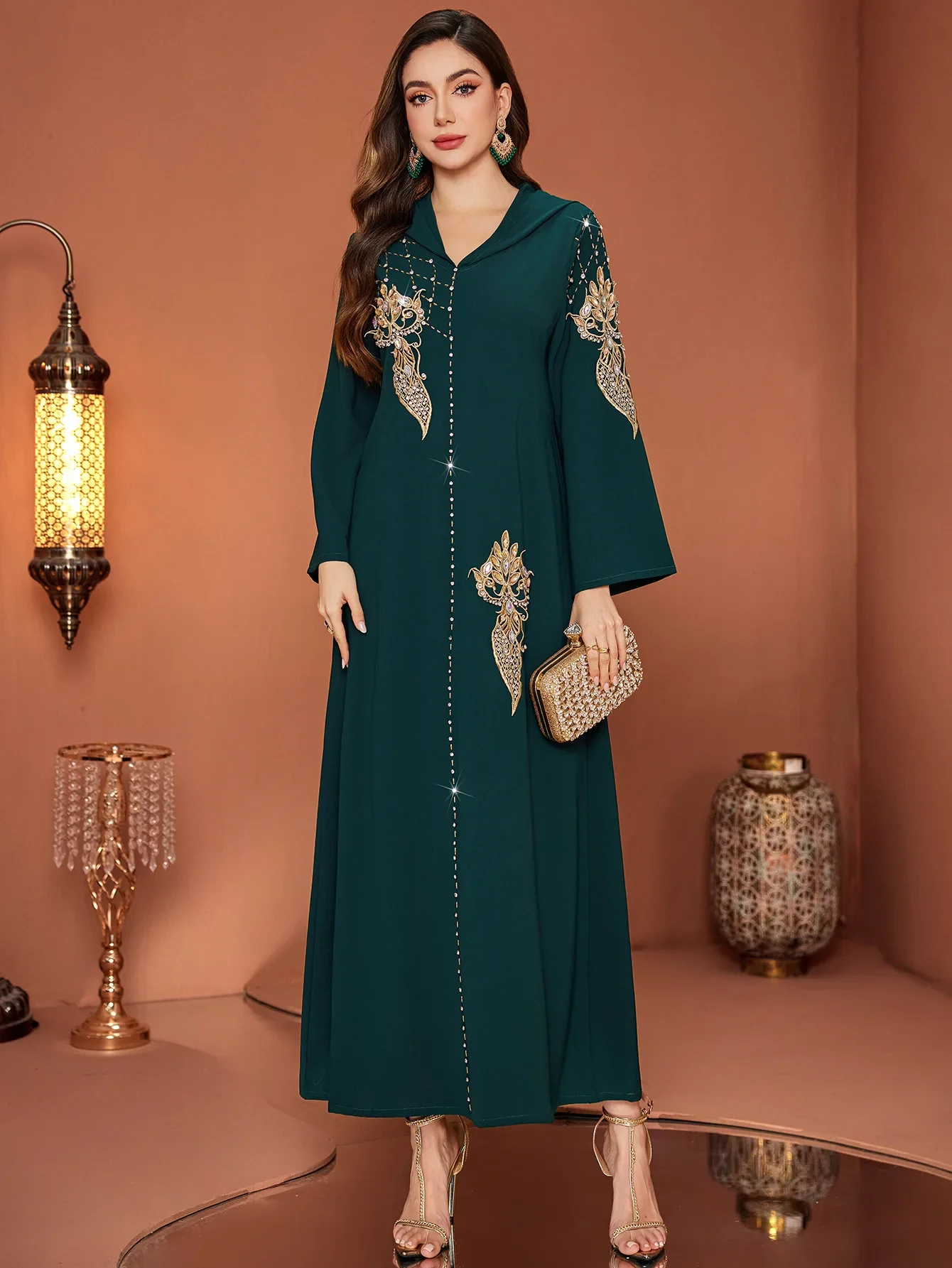 جلابية خضراء داكنة بتطريز ذهبي