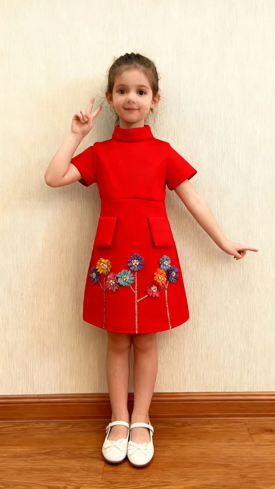 ملابس أطفال جديدة لربيع وخريف 2025 فستان جميل فستان بناتي مزين بالزهور القطنية