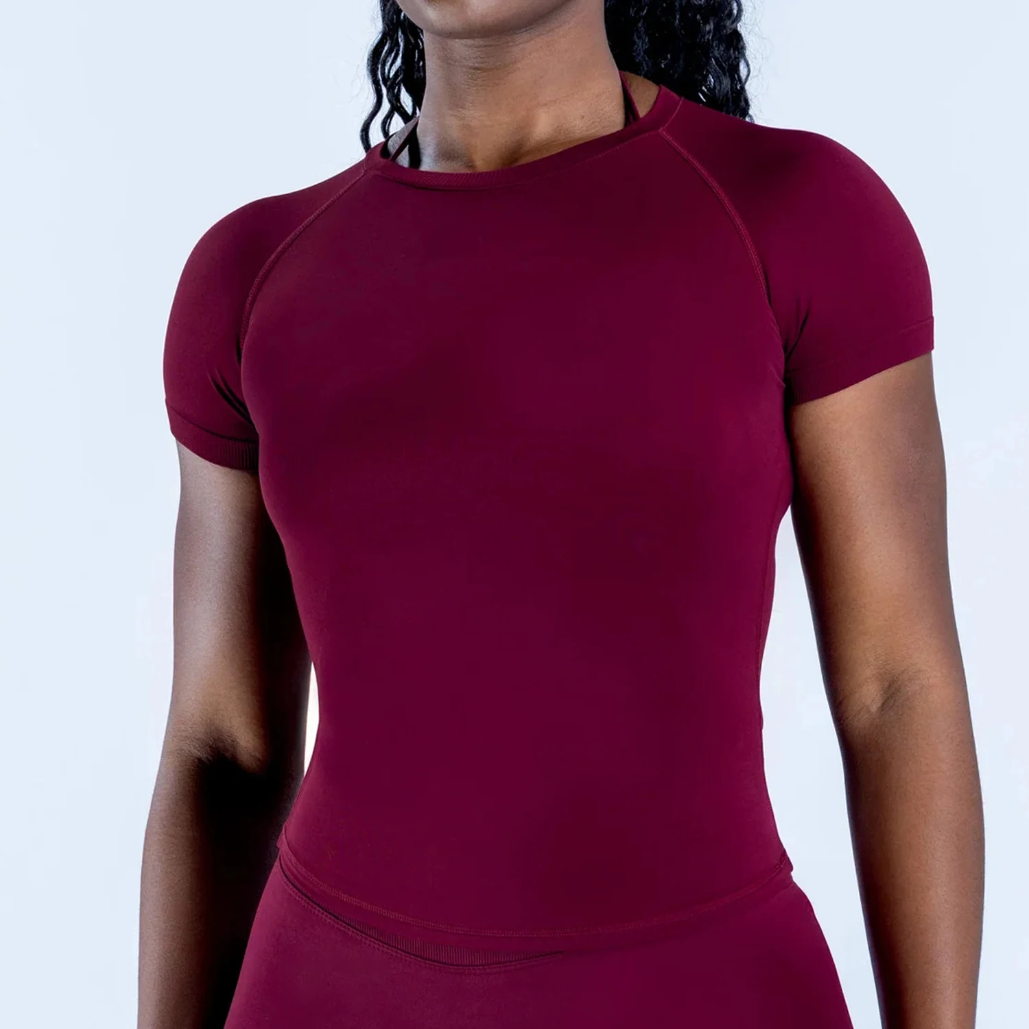 Camiseta de entrenamiento sin costuras para mujer para entrenamiento de yoga y gimnasio. Este top deportivo de color sólido y de secado rápido ofrece comodidad y respirable con sensación cero. - Image 2