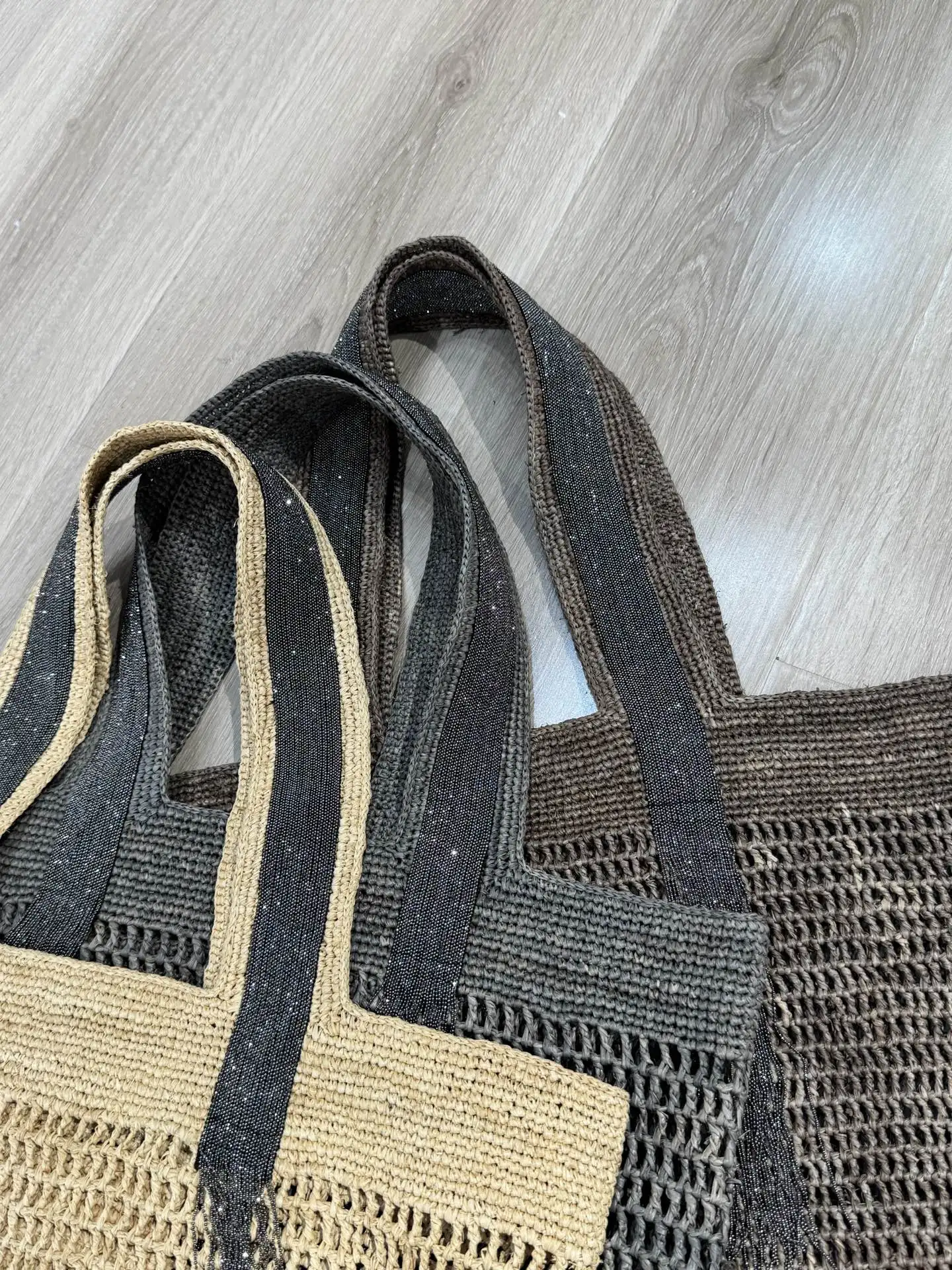 Large Capacity Simple Leisure Vacation Straw Shoulder Bag Raffia Hand-Woven Hollow Net for Storage and Crossbody Use