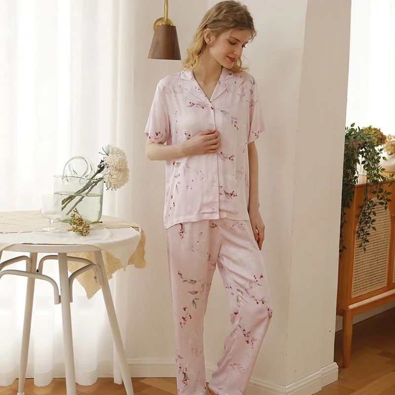 

Новинка 2022, атласная пижама из искусственного шелка, брюки с коротким рукавом, одежда для сна из вискозы с отложным воротником и цветочным принтом для дома, Женская одежда из 2 предметов