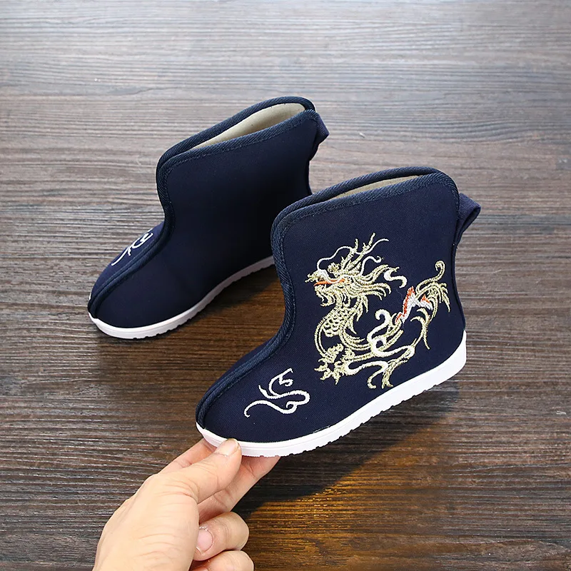 Рисунок 2 - Тканевые ботинки ручной работы для мальчиков