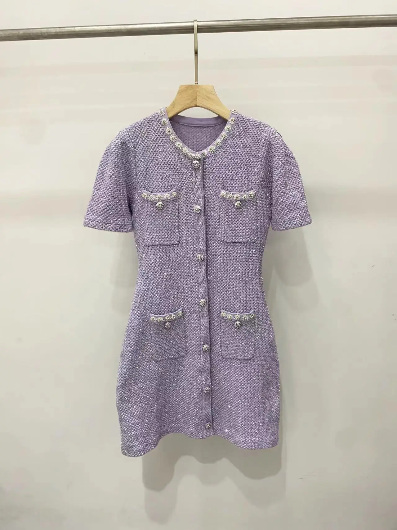 

2024 Summer Ladies Sequins Tweed Mini Dress Rhinestone Buttons New Pockets Decor Lady Short Sleeve Slim Knit Short Robe Elegant