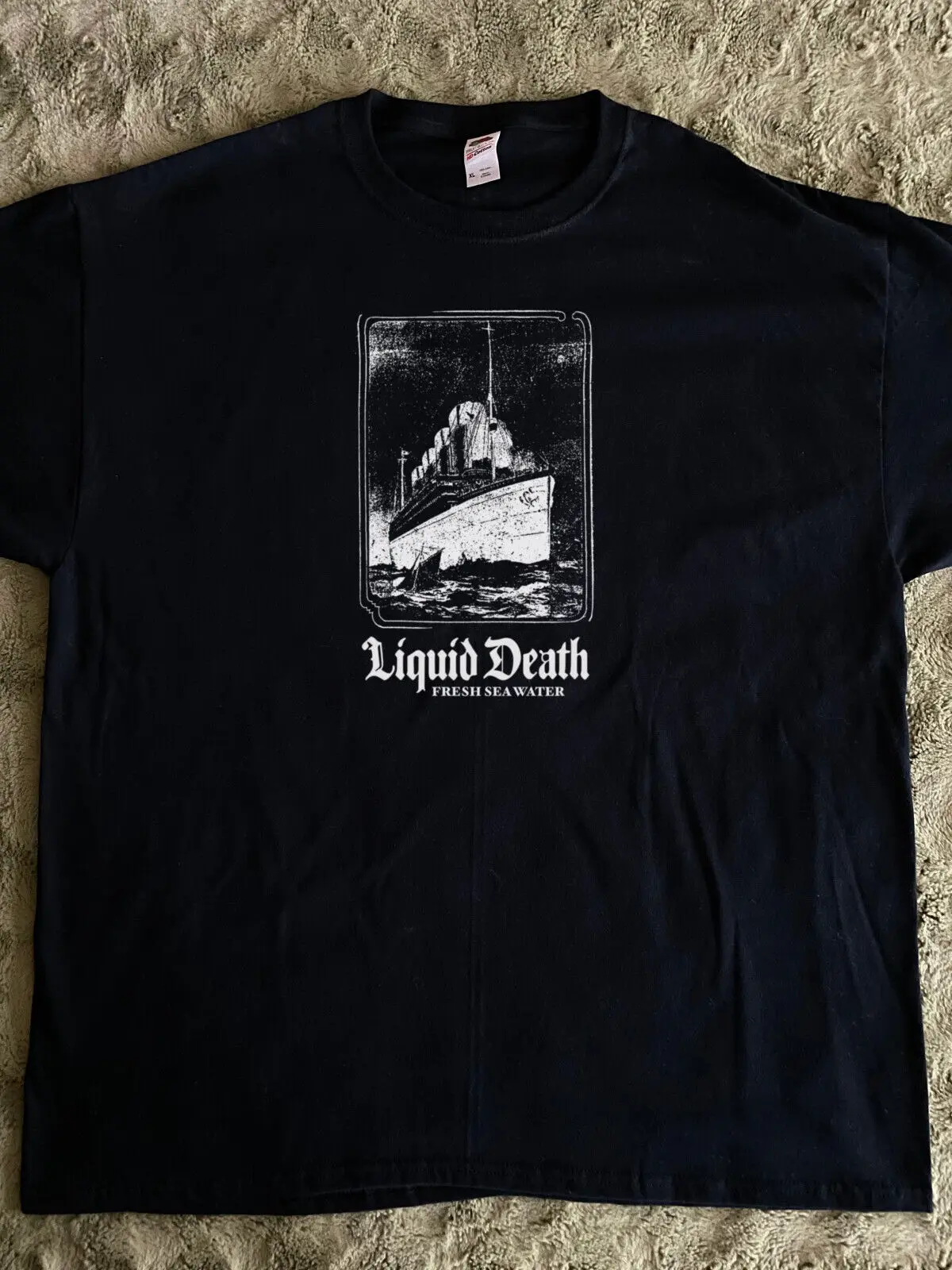 Titanic Liquid Death Water Dark Humor Party Goth Grunge Funny Joke Black T Shirt Maniche Lunghe O Corte