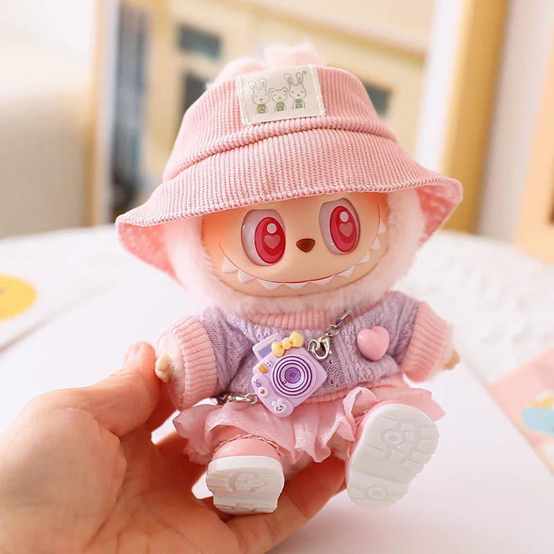 Set Di Vestiti Per Bambole Da 17 Cm: 5 Pezzi Carini Con Maglietta, Pantaloni, Cappello, Scarpe E Fotocamera - Abbigliamento Morbido In Poliestere Per Giochi Creativi!